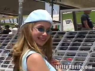 ブロンド美女が公衆トイレでからかい指マン