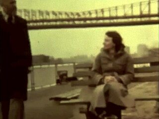 Счастливый старикан в винтажном тройничке