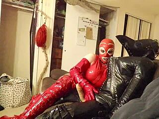 Sissy Miss Kink kompilation smäller hårt med gummidocka och analpropp i vild latexaction