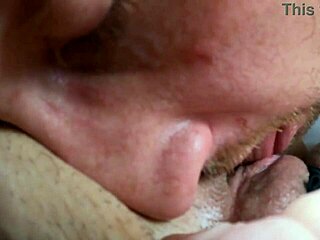 מילף חובבנית גומרת בעדינות מאצבעות וליקוקים ב-POV מזוג