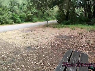 Riskantné verejné flashovanie kokotu 18+ babe s facial koncom