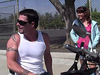 Elizabeth copfosan szopja a nagy faszt aztán cowgirlben lovagol