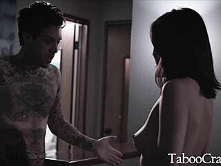 Przyrodnia siostra Kendra Spade błaga o analową deflorację z hardcore ass-to-mouth i wytryskiem