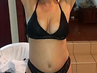 Horny milf wife squirts aplenty with huge toys in homemade session 😍💦