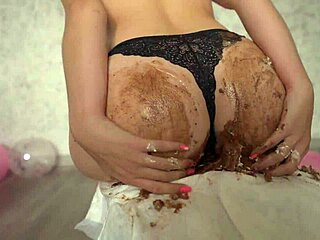 Hej, chceš vidět, jak drtím tenhle dort velkou prdelí v 4K zábavě