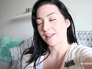 Domino reibt ihre behaarte Fotze vorm Spiegel