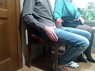 Milf de collant ordenha meu pau num point público