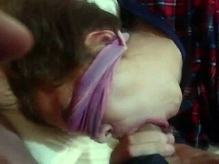 Синът на приятелката на жена ми пъха огромен кур в устата й докато почива! Смуче и свършва!