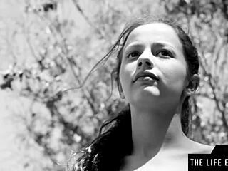 Oye cariño, mírame masturbarme hasta un clímax loco en esta mesa de billar