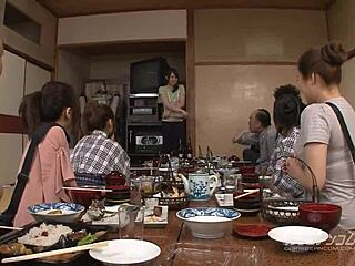 Japonesa Tetona Asiática en Orgía AV con Tetas Grandes