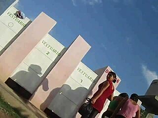 Cholas caught spying under the dressing room in amateur fun 😎