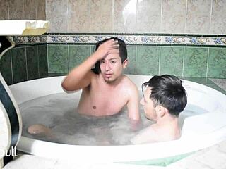 استرخاء في الجاكوزي مع لاتينية تقبيل لسان ولمسات فتش