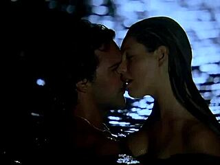 صدر كبير مربوط بإحكام في أكشن ربط جامح