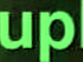 grabo a mi hermanastra sin que se de cuenta y la acaricio y le meto la mano