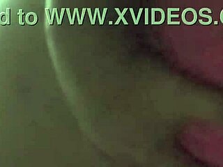 grabo a mi hermanastra sin que se de cuenta y la acaricio y le meto la mano