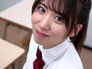 Upea tyttö koulupuvussa vihjaa leikkisistä kinky-hetkistä