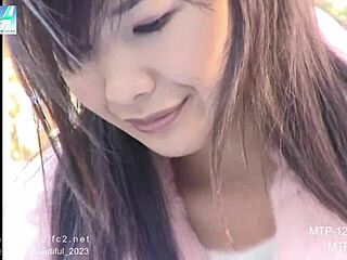 日本人アマチュアNko-2が美しいマニキュアを見せながら人工ネイルデザインで指マン