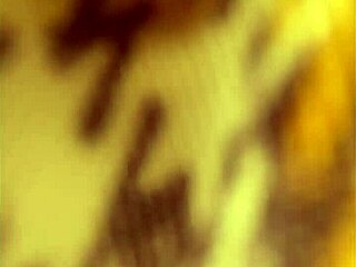 Hermosa latina morena presume su gran culo en un ambiente casual