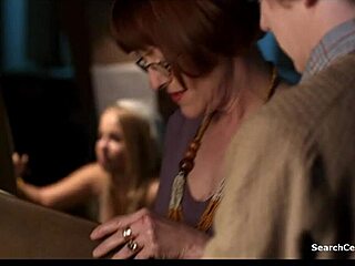 Алейя Налевик смело оголяет сиськи голышом на улице