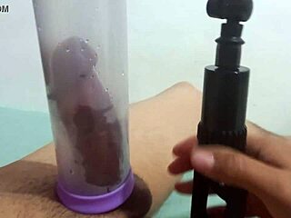 ポンプ使ってチンポしゃぶってる、一緒にやる？😜