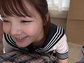 Jolie écolière en uniforme avec gros seins se fait frotter et sucer en POV