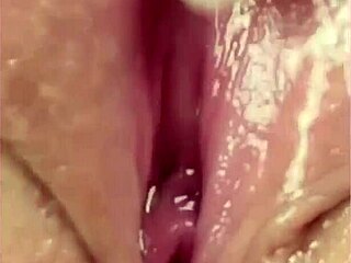 О, пръстя си мократа путка, толкова близо до оргазъм, извинявай за бъркотията!