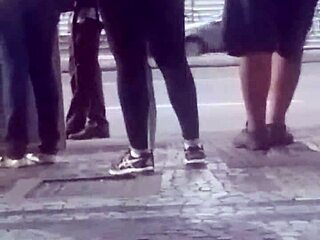 Morena muito gostosa de pernas no ponto do ônibus-br