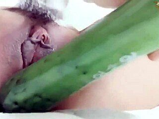 뜨거운 한국 아가씨, 병으로 노는 거 보고 싶어?