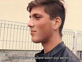 Секси тинк стене докато му чукат задника навън