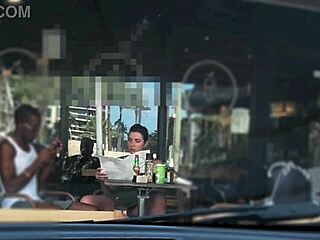 Mand filmer utro kone upskirt flash interracial affære udenfor café 😈