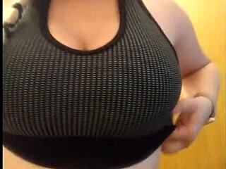 Me exibindo no meu grupo do whatsapp e depois pedindo pra ele foder minha buceta até ganhar porra em cima da barriga