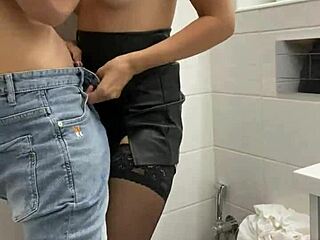 Hårdknull med främling på restaurang, hoppas ingen hörde