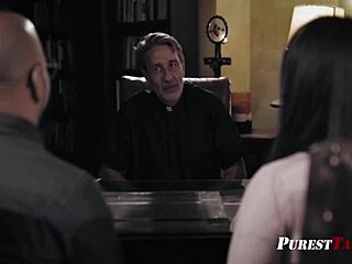 ¡Sacerdote pervertido chantajea a la novia Gia Paige en la iglesia para sexo oral! 😱