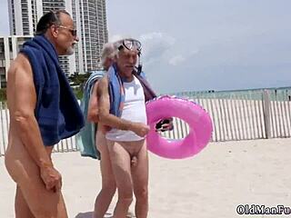 Vieilles femmes et jeunes coquines dans une orgie faciale sauvage pendant un séjour latino