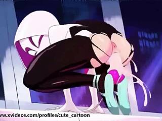 Spiderman - Gwen Stacy Masturbating Solo! What a Wild Scene!