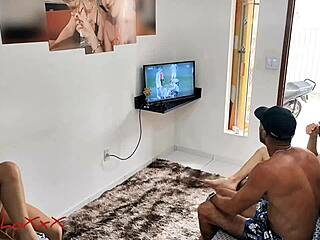 Hey cette blonde cambrée en levrette pour anal creampie jusqu'à péter