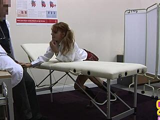 למה סטודנטית מכללה בת 21 CFNM נותנת לרופאים פרועים תלת מיני בבית חולים