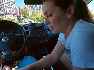 Wow! Vad fétise, hogy kocsiban nyelje a spermát, egyszerűen durva. Nyilvános akció a javából!