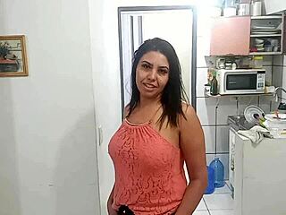 Sarah Rosa, sexy latinská pornohviezda, upratuje byt. Jej veľké prsia a zadok žiaria v červenom videu.