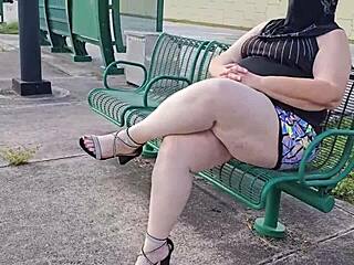 Tyk PAWG MILF, vil du se min fede fisse blive renset efter jeg har tisset?