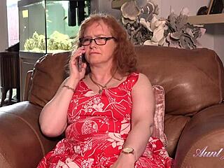 auntjudys kurviga 53-åriga Fiona retar på telefon i strumpor