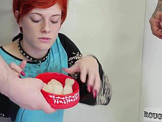 Любительница милфа впервые пробует грубый анал. Игрушка причиняет боль в жопе