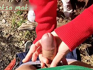 Teen babe squirts during outdoor handjob with stranger