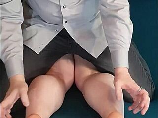 Onderdanige vrouw vastgebonden gekieteld tot gillen