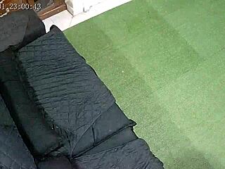 In this reality webcam, the guy couldn't resist paty bumbum's big ass and came quickly during the fetish call