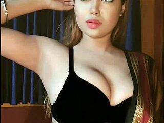 Damn, this sexy hot bhabhi got me with her beautiful body