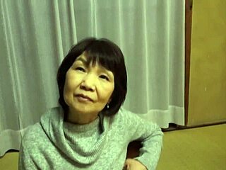 日本熟女がワイルドなセッションでチンポを欲しがる - いたずら冒険パート2