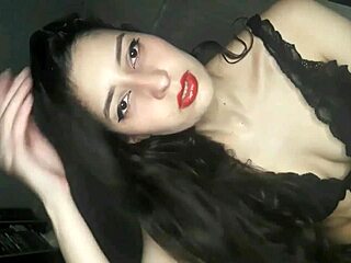 Сексапильная девка с большой жопой сильно сквиртит в ванной с дилдо