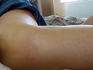 Podívej se, jak Bettie dává intenzivní rukověj a flaution!