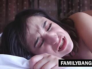 Hijastra con coletas tentada por la erección matutina del padrastro para acción temprana